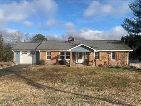 290 Bunker Rd, Mount Airy, NC 27030