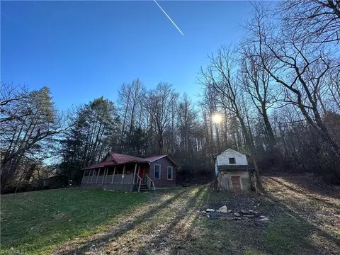 393 Big Ivy Rd, Purlear, NC 28665 photo 3
