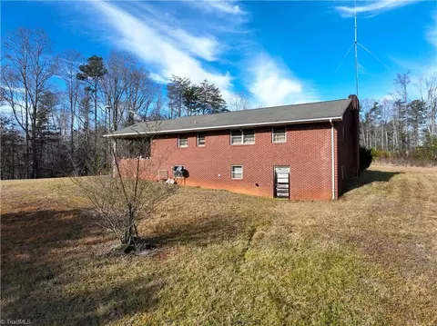 1159 Corner Rd, Pinnacle, NC 27043 photo 3