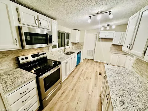 1115 Old Oak Ln, Woodleaf, NC 27054