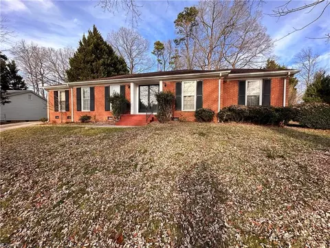 1723 Stoneybrook Dr, High Point, NC 27265