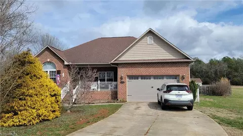 6310 Sugar Cane Ln, Thomasville, NC 27360
