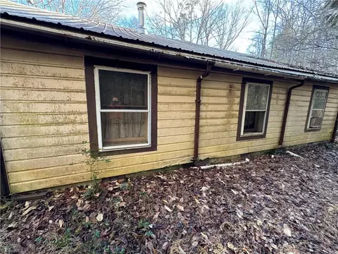 690 Annie Sophia Ln, Roaring River, NC 28669