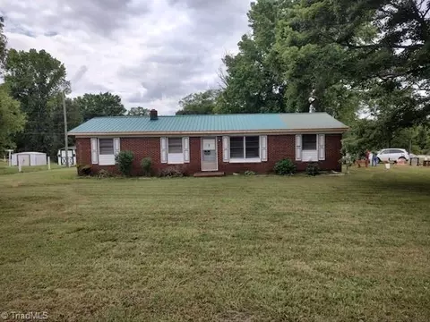 114 Burbank Dr, Lexington, NC 27295