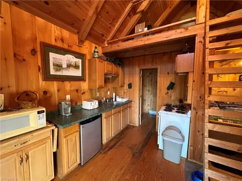 203 Eagle Nest Rd, Purlear, NC 28665 photo 4