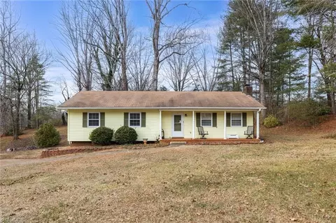 105 Hillside Ct, King, NC 27021