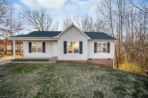 21 Stoney Point Ct, Thomasville, NC 27360