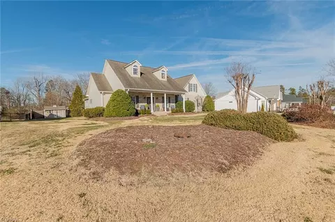 8 Roselynn Ln, Thomasville, NC 27360
