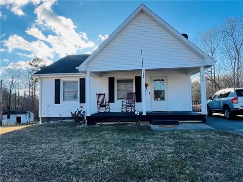 859 Franklin Rd N, Mount Airy, NC 27030