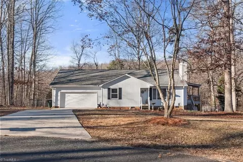 870 Lakeview Dr, Thomasville, NC 27360