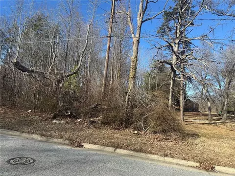 1039 Springfield Rd E, High Point, NC 27263 photo 2