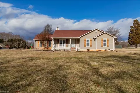 1004 Deer Run Ln, Yadkinville, NC 27055