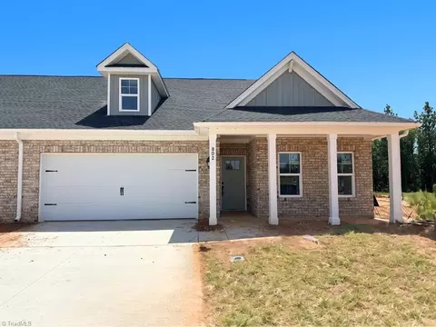 104 Beeson Ct, Clemmons, NC 27012
