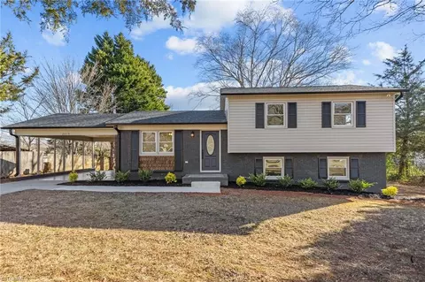 2215 Stonehaven Rd, Kernersville, NC 27284