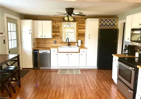 626 Wolfe Rd, Sparta, NC 28675 photo 4