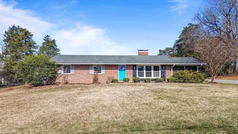 6253 Yadkinville Rd, Pfafftown, NC 27040