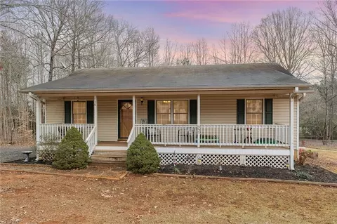 930 Country Place Rd, Asheboro, NC 27203