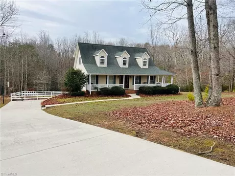 279 Knollcrest Dr, Pinnacle, NC 27043