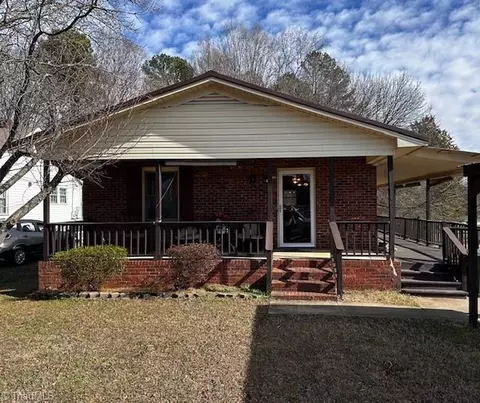 909 Virginia Dr, Lexington, NC 27295