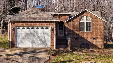 950 Greenleaf Acres Dr, Asheboro, NC 27205