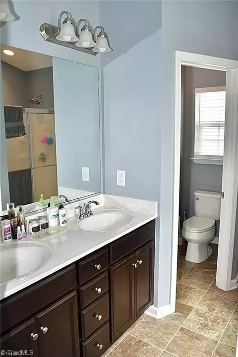 Bath - 290 Brassfield Dr, Burlington, NC 27217 photo 2 of 7