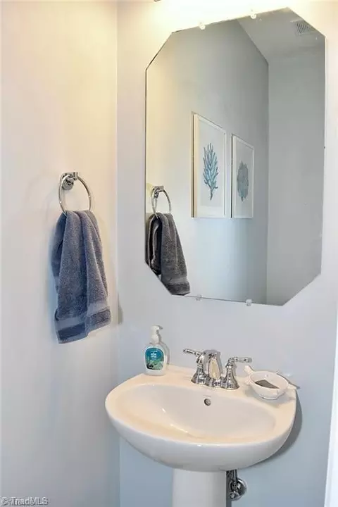 Bath - 290 Brassfield Dr, Burlington, NC 27217 photo 1 of 7