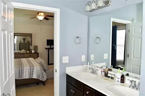 Bath - 290 Brassfield Dr, Burlington, NC 27217 photo 6 of 7