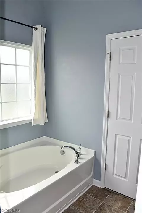 Bath - 290 Brassfield Dr, Burlington, NC 27217 photo 3 of 7
