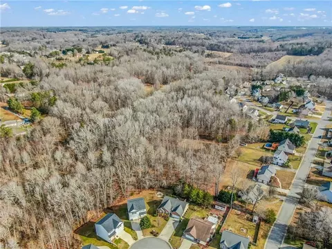 979 Winterside Ln, Winston Salem, NC 27107