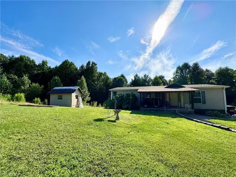 323 Badger Ridge Ln, North Wilkesboro, NC 28659
