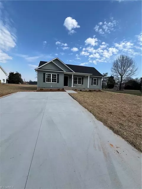103 Pilot Dr, Thomasville, NC 27360 photo 2