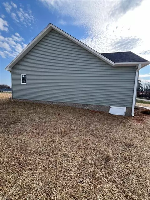 103 Pilot Dr, Thomasville, NC 27360 photo 4