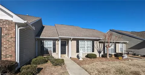 703 Carrington Ln, Thomasville, NC 27360