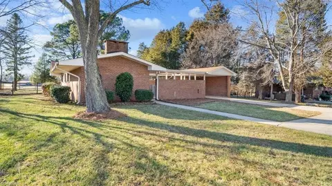 614 Lakeview Dr, Thomasville, NC 27360