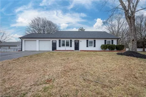 2209 Fairstone Ct, Winston Salem, NC 27106