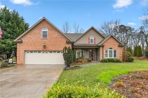 4796 Pebble Lake Dr, Pfafftown, NC 27040