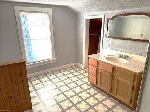 Bath - 969 Traphill Union Rd, Traphill, NC 28685 photo 3 of 4