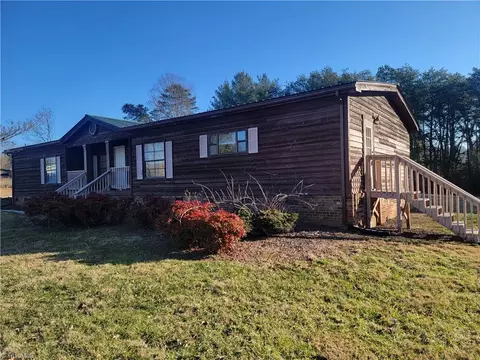 102 Southridge Pl, Mount Airy, NC 27030