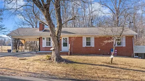 125 Sunset Dr, King, NC 27021