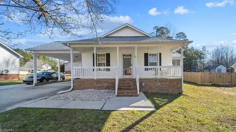 127 Pineywood St, Thomasville, NC 27360