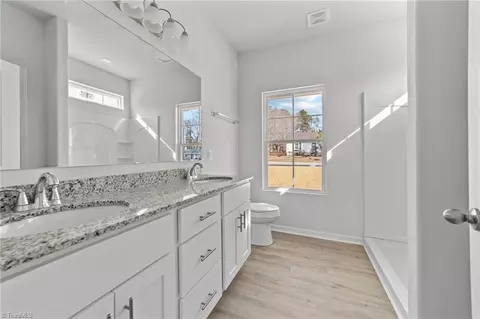 Bath - 726 Hendrix St, High Point, NC 27260 photo 3 of 4