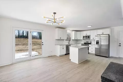 207 Forest Dr, Kernersville, NC 27284