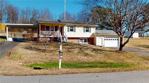 127 End Dr E, Mount Airy, NC 27030