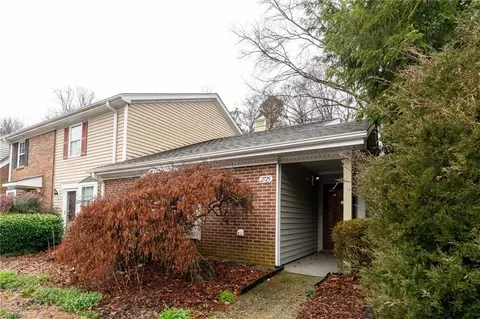 2725 Cottage Pl, Greensboro, NC 27455