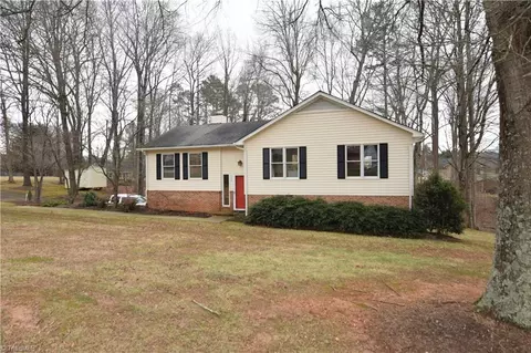704 Old Barn Cir, Pilot Mountain, NC 27041