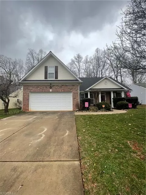610 Hawthorn Ridge Dr, Whitsett, NC 27377