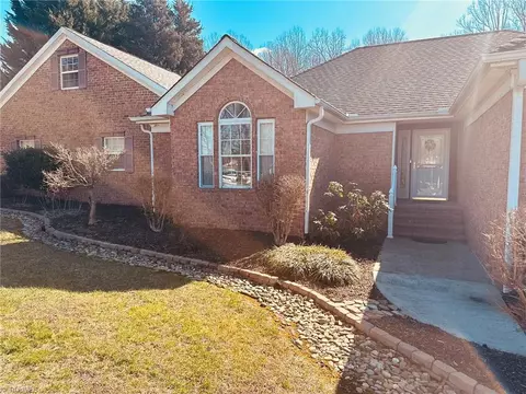1261 Woodbrook Dr, Kernersville, NC 27284