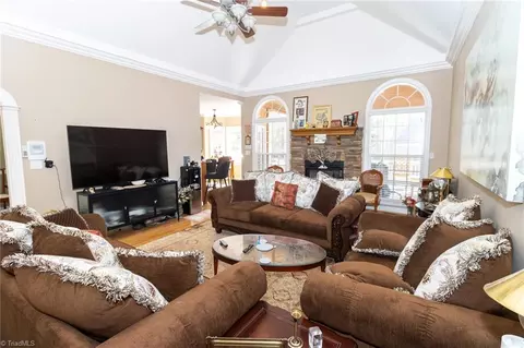 Living - 5163 Ronniedale Rd, Trinity, NC 27370 photo 3 of 6