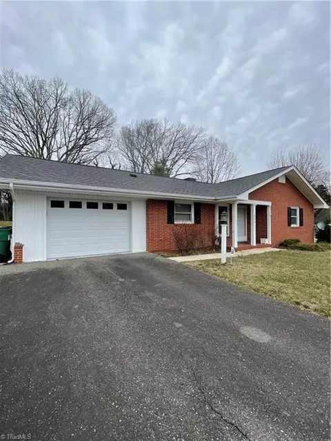 221 Hylton St, Mount Airy, NC 27030
