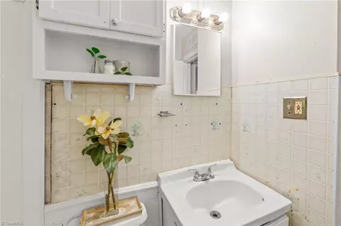 Bath - 806 Lexington Ave, High Point, NC 27262 photo 1 of 3